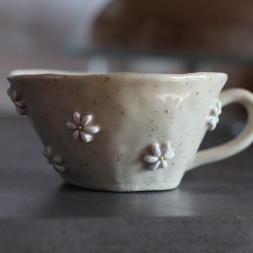 Tasse mit Gänseblümchen