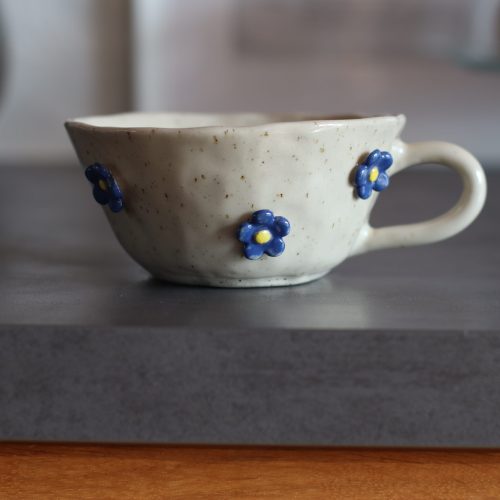 Tasse mit blauen Blümchen
